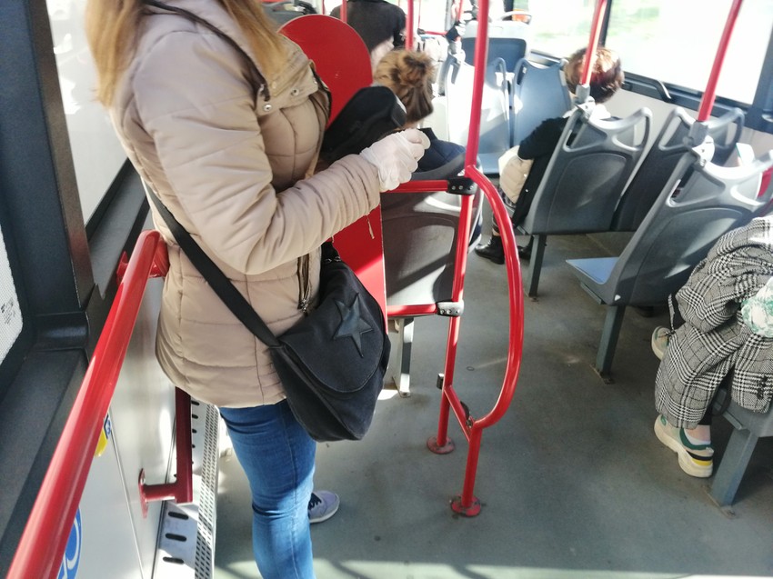 Kontrolorka sa rukavicama