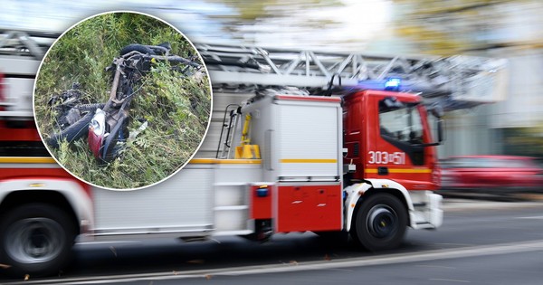 Nastolatkowie wjechali skuterem pod pociąg. 14-latek zginął. 
