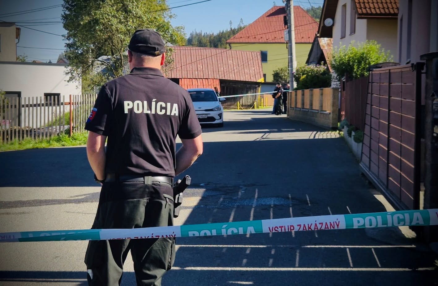 Polícia pre útok v Staškove vypočula svedkov a zaisťovala stopy. 