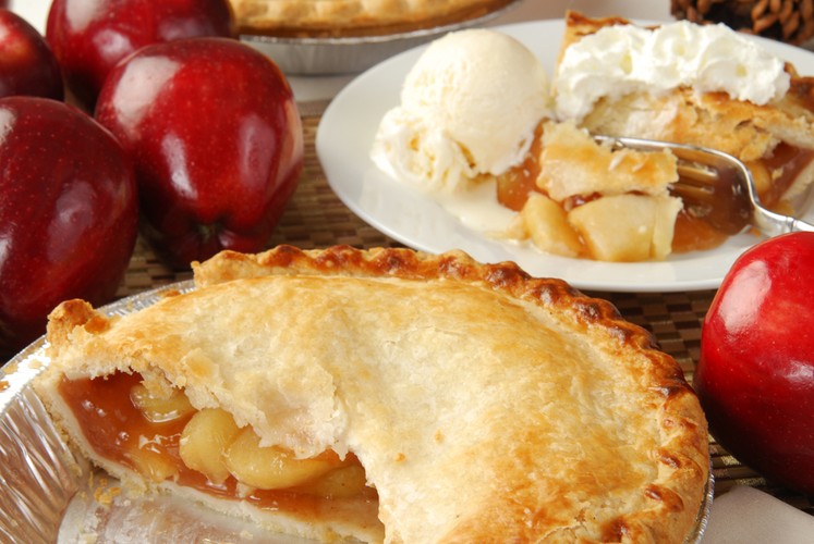 <b>Apple pie</b><br />Tradycyjne amerykańskie ciasto z owocami. Najczęściej nadzienie występuje w postaci jabłek lub śliwek. Ciasto podaje się z reguły na ciepło w towarzystwie lodów i bitej śmietany