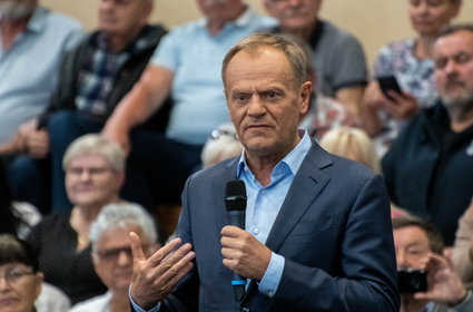 Donald Tusk odwiedził mieszkańców Jagodna, którzy stali się symbolem wyborów. Też utknął