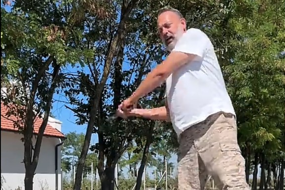 Branko Babić metalnom šipkom RAZBIJA APARATE ZA BEBE, šokirao objavom iz Ratkova: "Budala sam, nisam kontrolisao ženu gde troši pare"