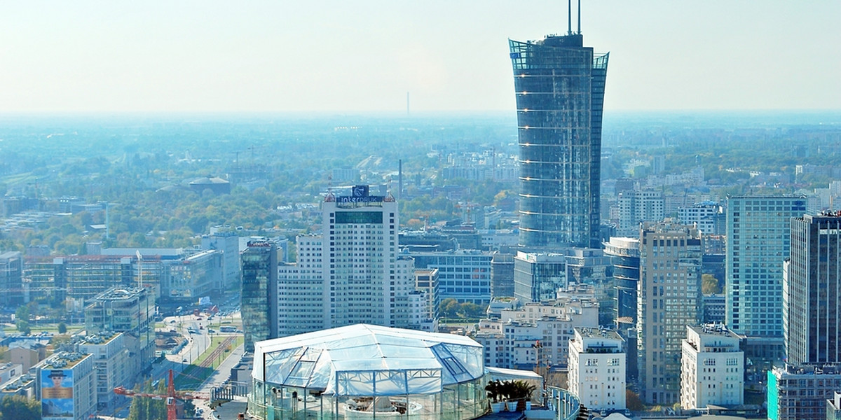 Warsaw Spire to jeden z najwyższych budynków w Polsce, razem z anteną mierzy 220 metrów