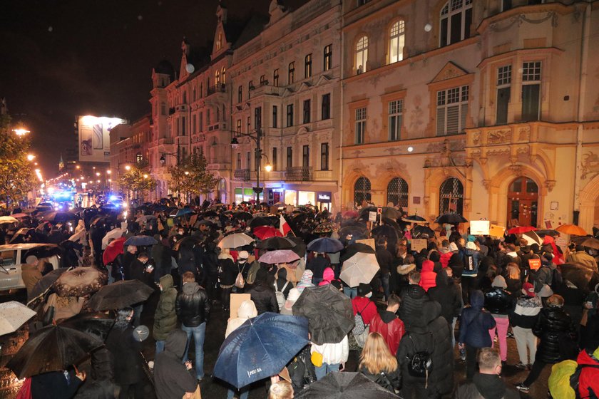 Emocje sięgają zenitu. Masowe protesty po wyroku ws. aborcji kontra apel premiera