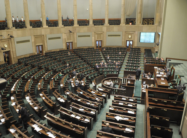 Kryzys szaleje, a posłowie na feriach