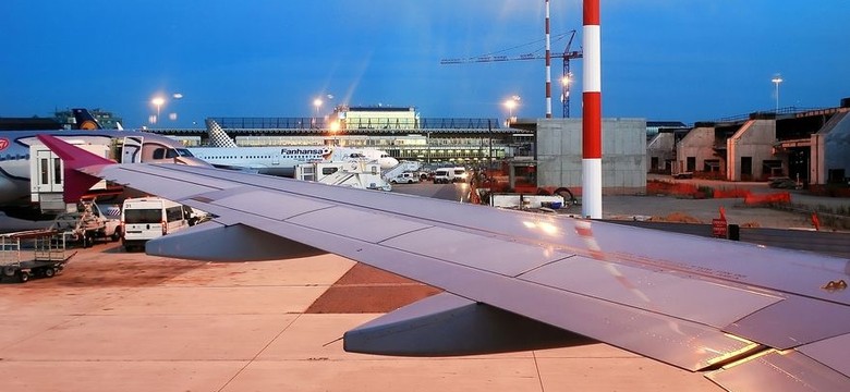 Kobieta wpadła w szał w samolocie. "Uderzyła partnera laptopem, bo... spojrzał na inną kobietę" [WIDEO]