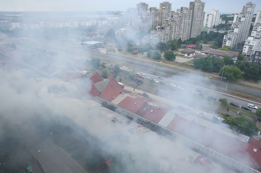 Ogroman požar u tržnom centru na Novom Beogradu