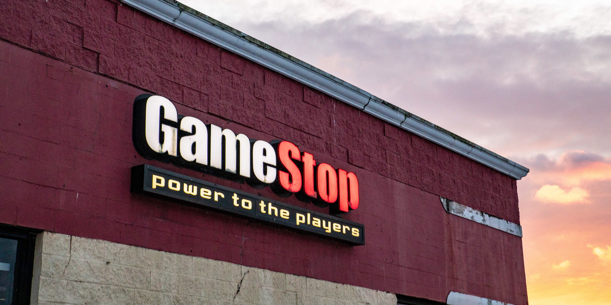 Amerykański Departament Sprawiedliwości zainteresował się sytuacją na GameStop. Gwałtowne wzrosty i spadki sprawiły, że wiele osób straciło pieniądze.
