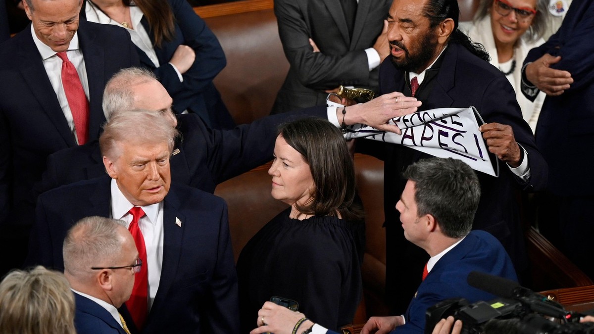 Al Grin drži transparent 