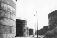 Zbiorniki w Pölitz koło Szczecina. Zakład miał stać się największą w Niemczech rafinerią benzyny syntetycznej, wydajniejszą niż zakład Leuna, 1 sierpnia 1939 r.