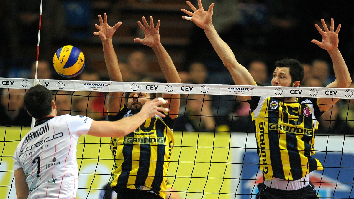 Siatkarze Asseco Resovii Rzeszów pokonali w rewanżowym meczu Pucharu CEV Fenerbahce Grundig Stambuł 3:1 i w złotym secie 15:12. (Fot. PAP/Darek Delmanowicz).