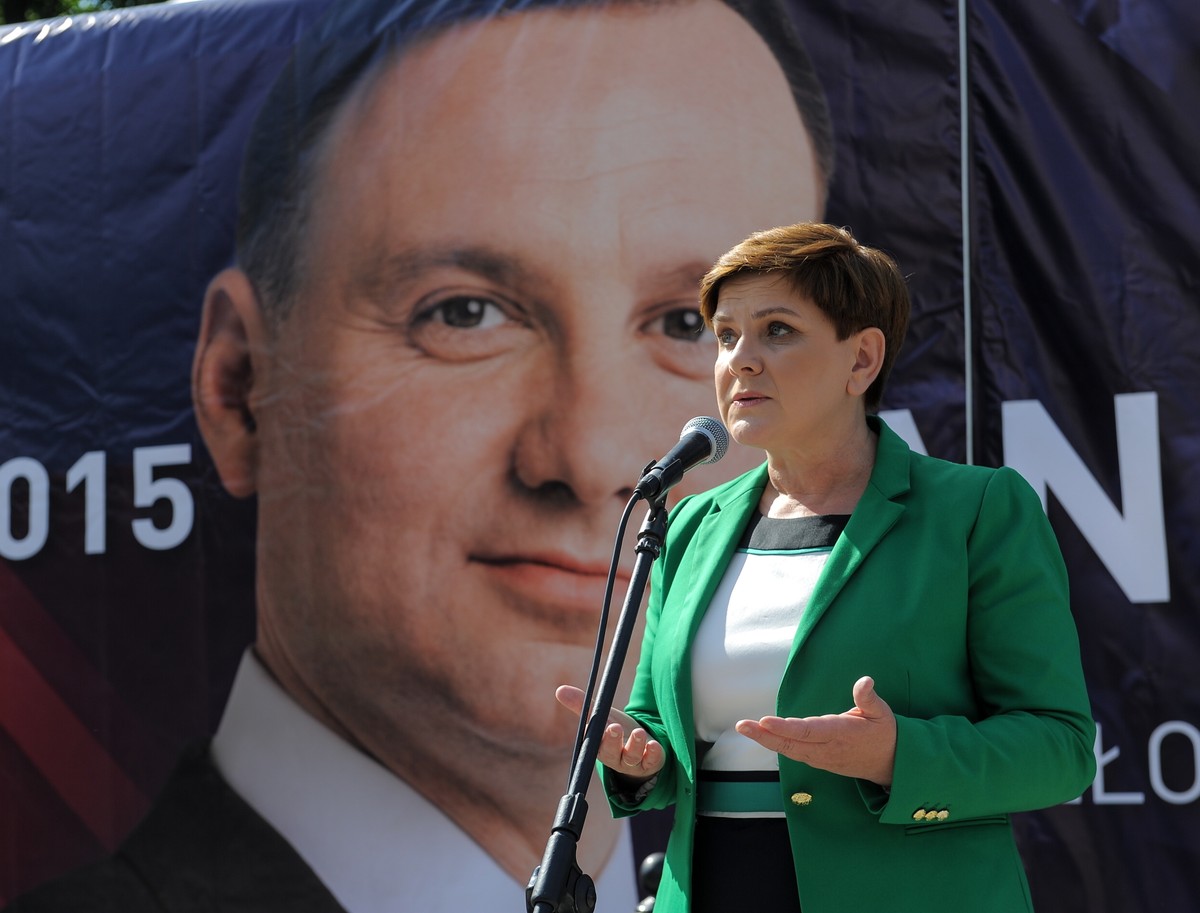 Beata Szydło na tle Dudabusu