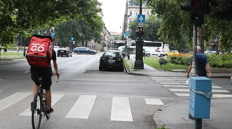 Valakinek az ebédjével nagyon sietett a futár, aki magasról tett a piros lámpára./ Fotó: Pozsonyi Zita