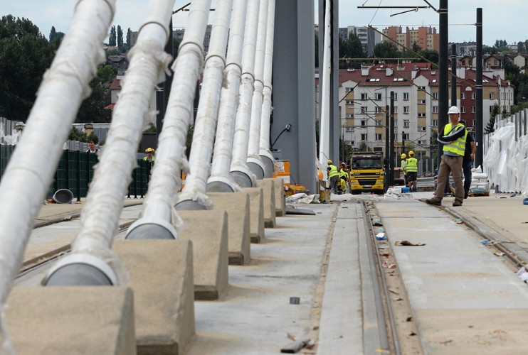 Nową trasą kursować będą dwie linie tramwajowe nr 9 i 50. Rozważana jest także opcja puszczenia tą trasą jeszcze trzeciej linia. Nowa estakada odciąży m.in. ciąg ul. Wielickiej oraz mającą niewielką przepustowość ul. Limanowskiego. <br><br> (ukit) PAP/Stanisław Rozpędzik