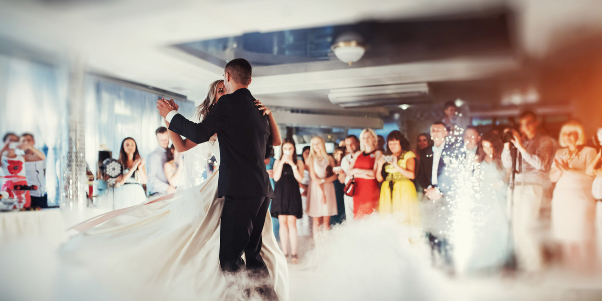 Ile dać w kopercie na wesele? Jaką kwotę wypada dać młodej parze na ślub?