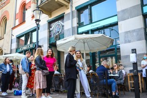 Kolejka do bistro Charlotte w Krakowie po zniesieniu pandemicznych obostrzeń, 15 maja 2021 r.