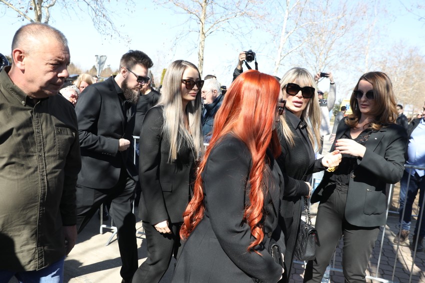 Porodica Popović neutešna na sahrani