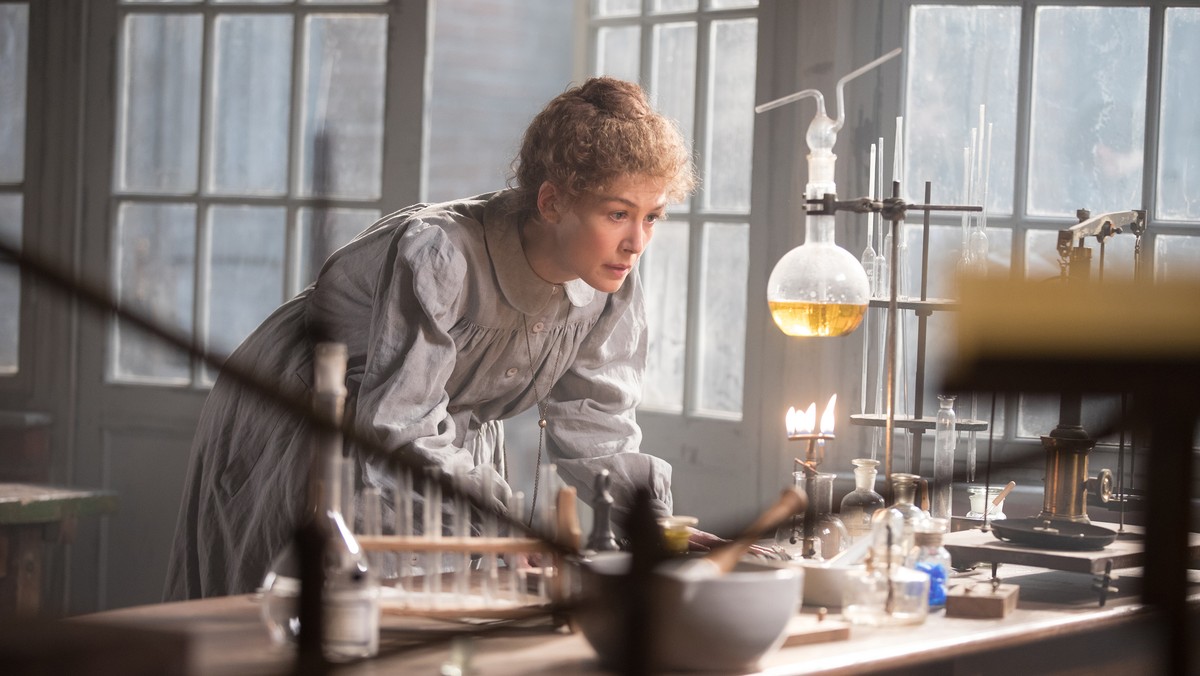 Rosamund Pike jako Maria Skłodowska--Curie w filmie „Skłodowska („Radioactive)(2019)