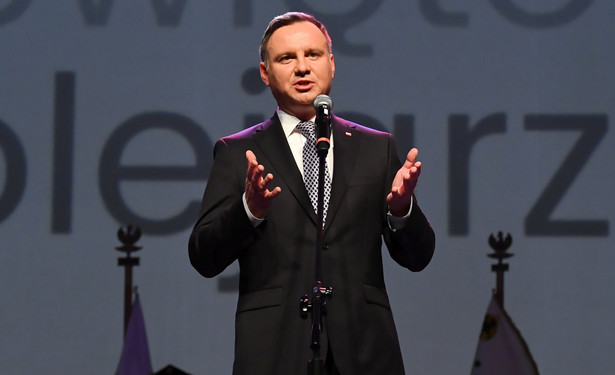 Polacy niezmiennie pozytywnie oceniają Andrzeja Dudę, negatywnie Sejm i Senat