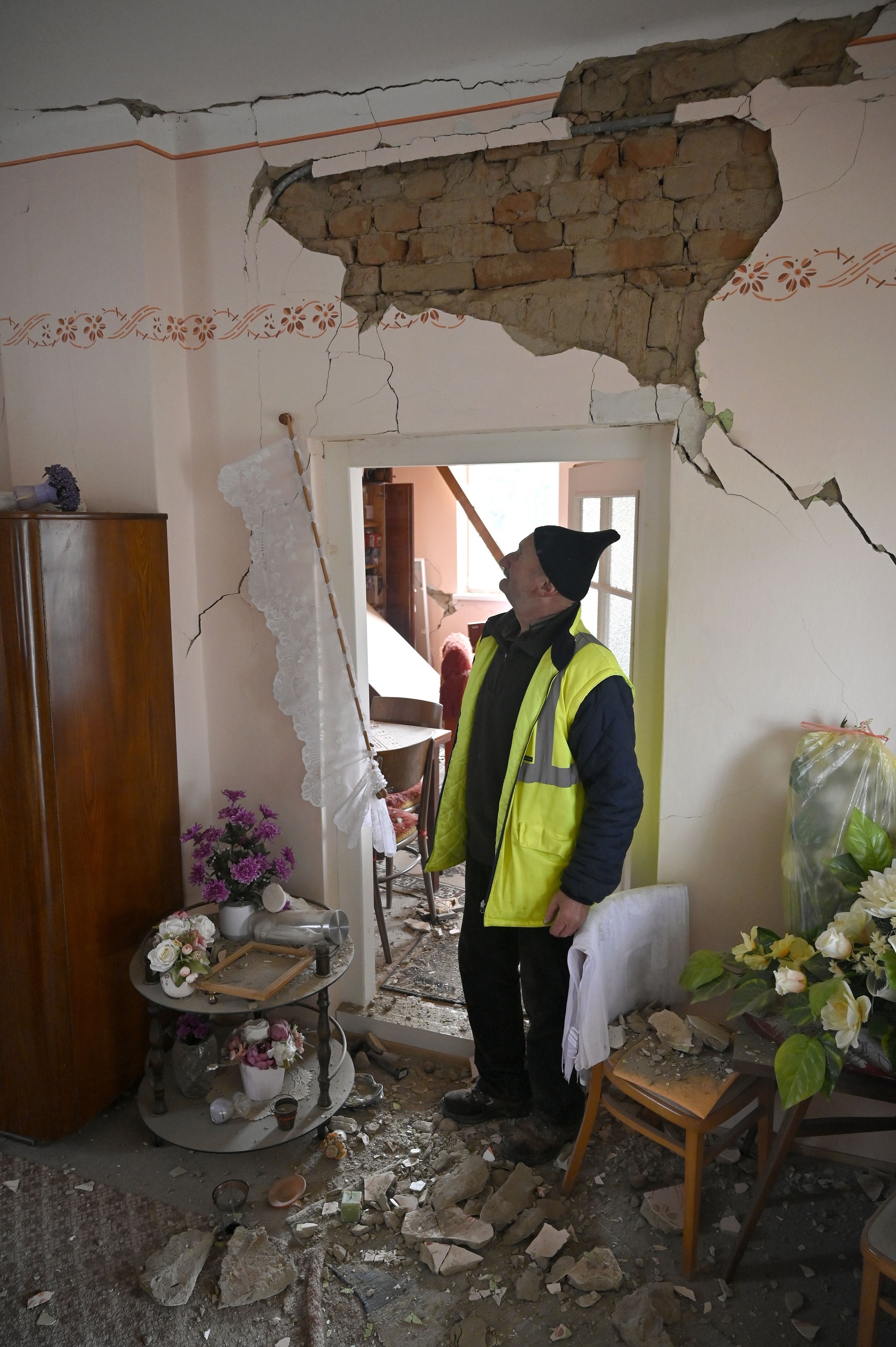 Poškodený dom po zemetrasení v obci Baškovce.