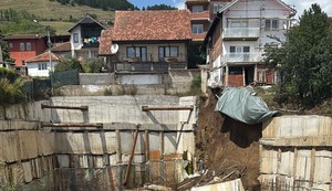 Novi Pazar: Obrušio se potporni zid na gradilištu, povukao i deo kuće 