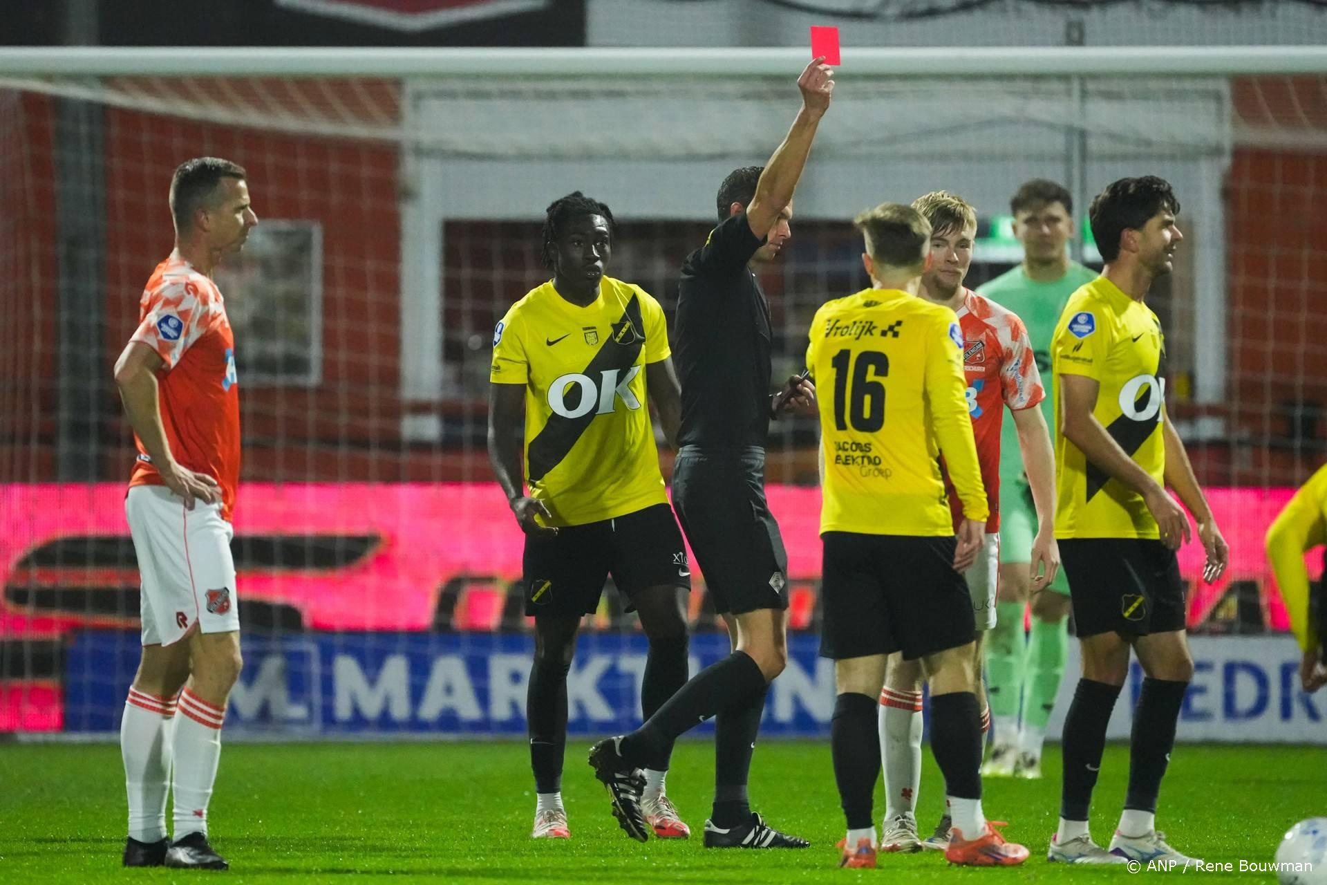 Volendam verslaat NAC 2-1 na drie rode kaarten in een cruciaal degradatieduel