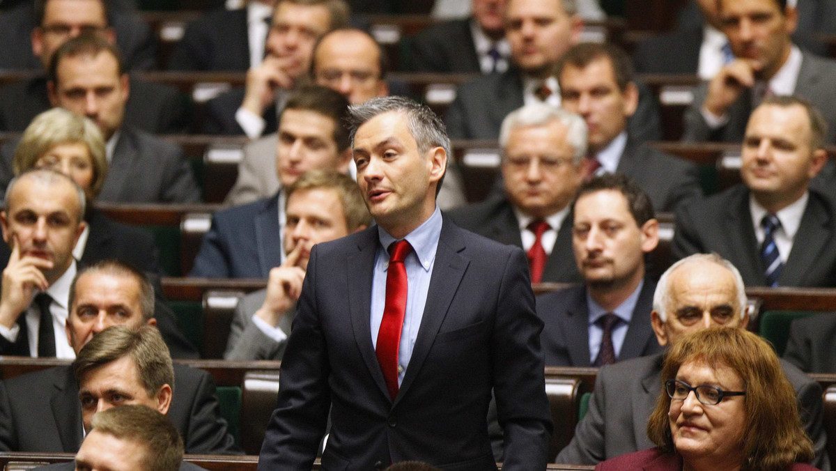 Poseł Robert Biedroń zdradził w komentarzu dla Onetu, co byłoby dla niego najlepszym prezentem na święta. - Podobno gwiazdki czasami spadają z nieba. Może warto byłoby, aby takie gwiazdki uderzyły w głowę niektórych polityków i opamiętały ich - stwierdził polityk w komentarzu dla Onetu. Poseł Ruchu Palikota wyznał też na kogo oddałby swój głos, gdyby musiał wybierać pomiędzy PiS a Solidarną Polską. - Na Lady Gagę - żartował polityk dodając, że robi ona "lepsze show od Kaczyńskiego i Ziobry".