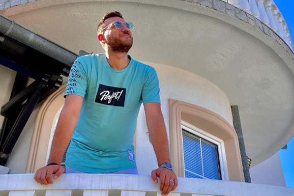 Naš pevač napustio porodični dom, krio od svih da se razveo, a sad konačno priznao: "Ovo su mi najlepše godine"