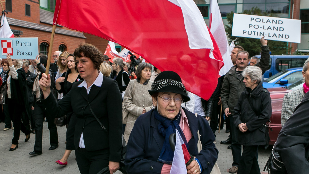 Ekshumacje ofiar katastrofy smoleńskiej, które miały miejsce dotychczas, kosztowały już pół miliona złotych - informuje dzisiejszy "Fakt". Płk Zbigniew Rzepa z Naczelnej Prokuratury Wojskowej poinformował tabloid, że szacunkowy koszt jednej ekshumacji wraz z badaniami sekcyjnymi wynosi około 100 tys. złotych.