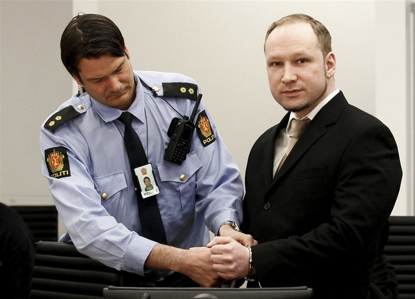 Breivik przed sądem pokazuje pięść 