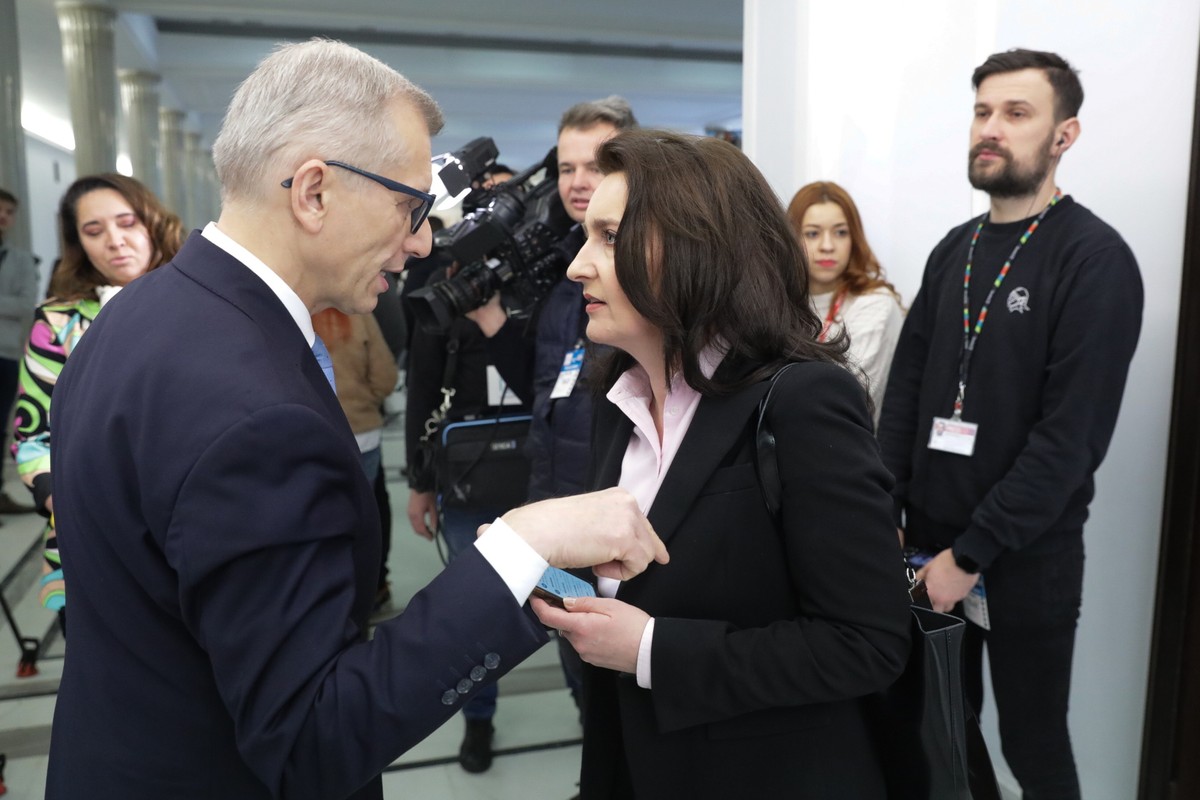 Minister ds. polityki senioralnej Marzena Okła-Drewnowicz oraz enator niezależny Krzysztof Kwiatkowski