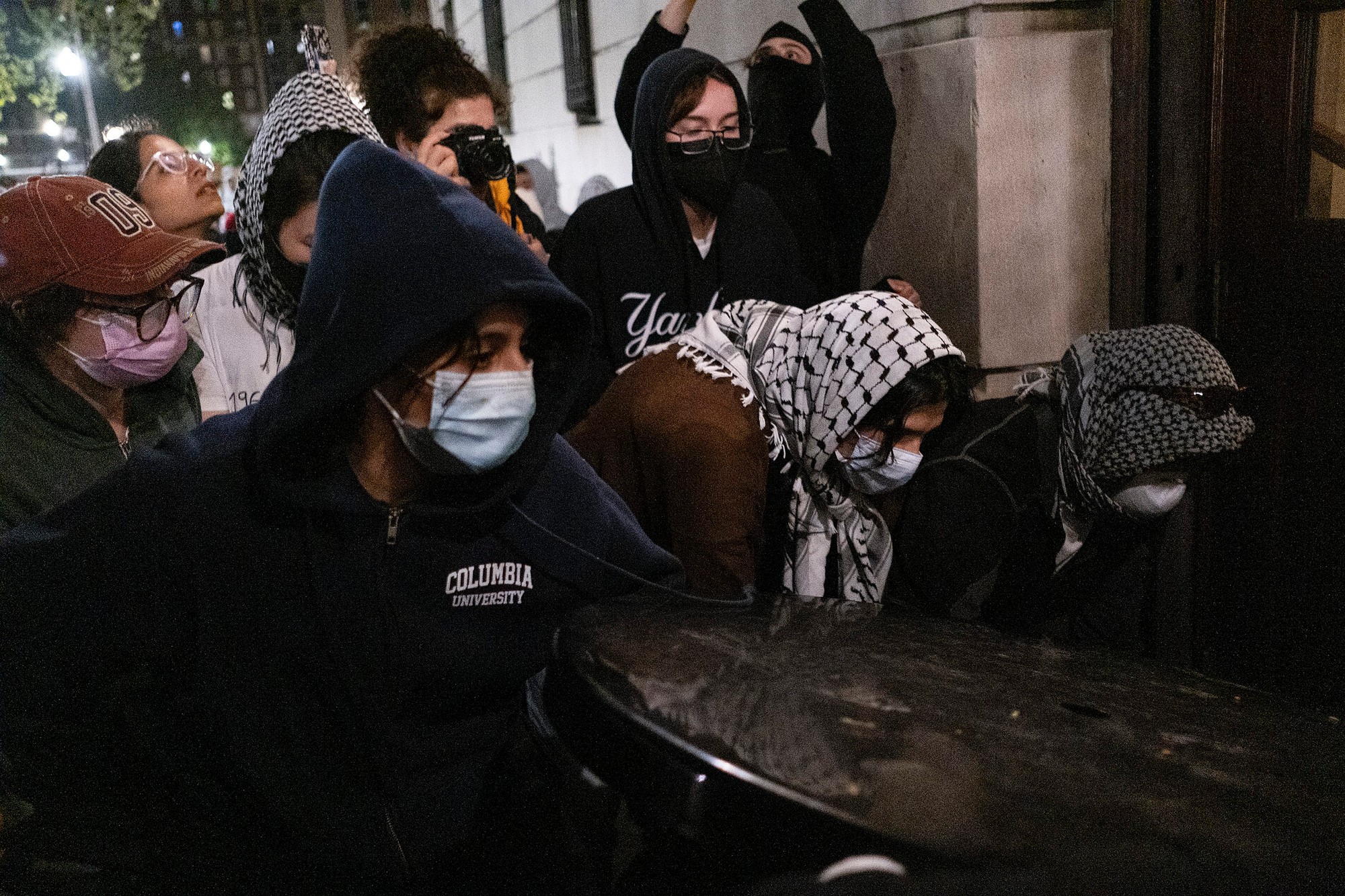 Propalestínski demonštranti obsadili budovu na Kolumbijskej univerzite.