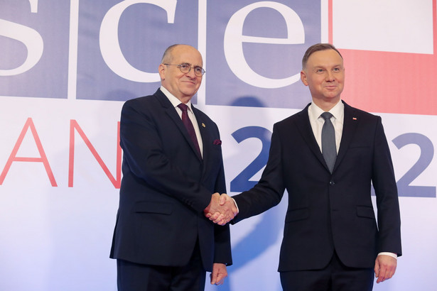 Prezydent RP Andrzej Duda (P) oraz minister spraw zagranicznych RP Zbigniew Rau (L)