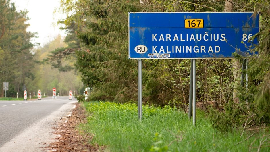 Przejście graniczne z rosyjskim Kaliningradem w Nidzie na Litwie w maju 2022 r. W tle znaki zakazu wjazdu tuż po ogłoszeniu sankcji Unii Europejskiej