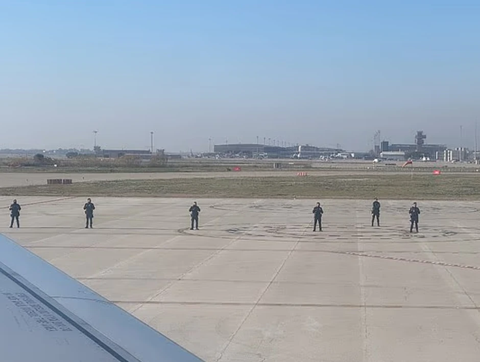 Policija je opkolila avion