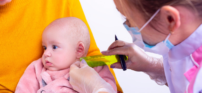 Chcesz przekłuć uszy swojemu dziecku? O tym musisz pamiętać