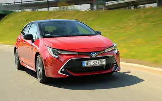 Przeczytaj test Toyota Corolli z nowym napędem hybrydowym 2.0 Dynamic Force