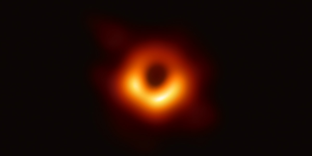 Pierwsze zdjęcie czarnej dziury w historii wykonane przez naukowców z projektu Event Horizon Telescope. Osiągnięcie to przyniosło zespołowi nagrodę 2020 Breakthrough Prize.