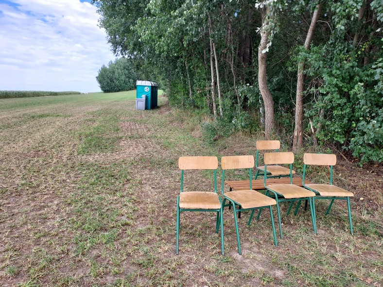 Pozostałości po pikniku w Sarnowej Górze