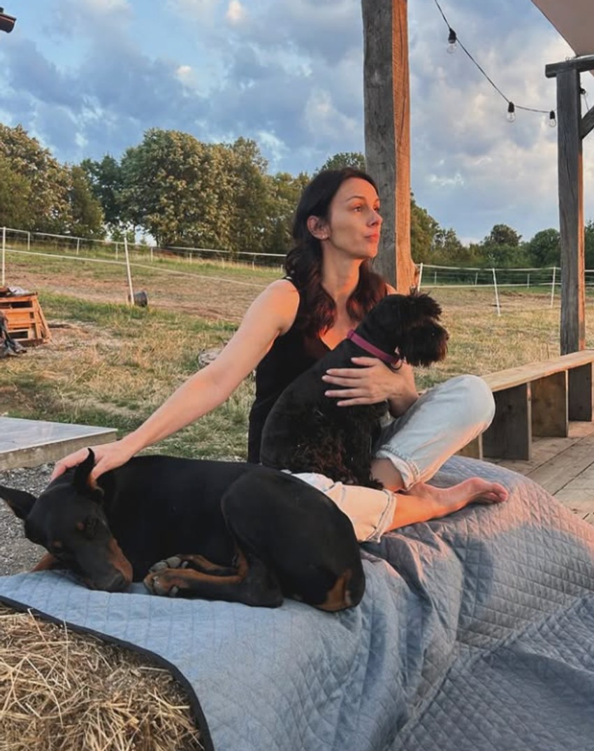 Sloboda Mićalović uživa okružena životinjama