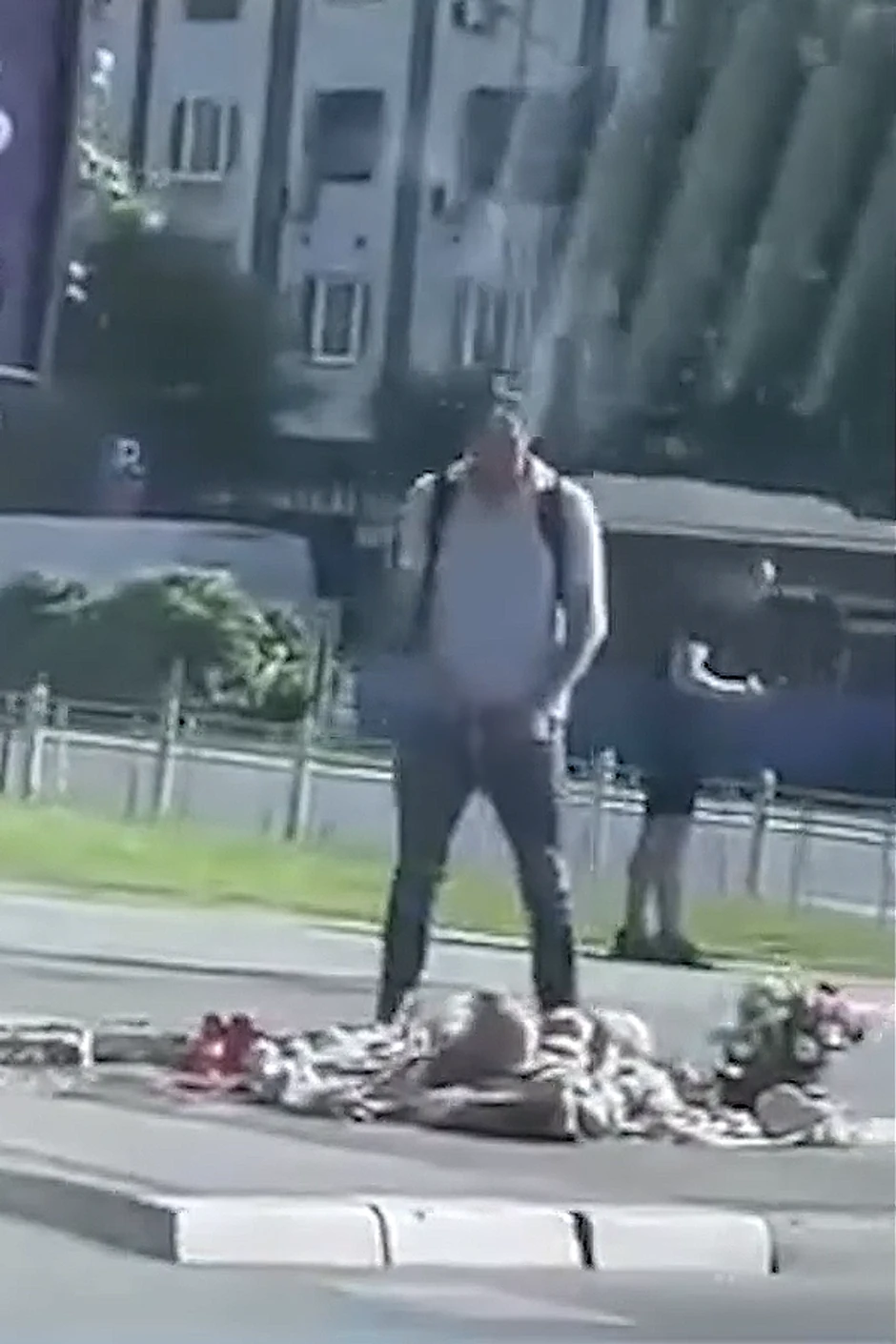 Muškarac urinira ispred Železničke stanice Novi Sad