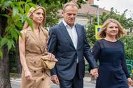 Donald Tusk z córką Katarzyną i żoną Małgorzatą w drodze na głosowanie podczas wyborów prezydenckich, Sopot, 12 lipca 2020 r.  