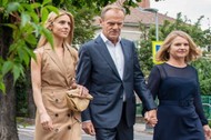 Donald Tusk z córką Katarzyną i żoną Małgorzatą w drodze na głosowanie podczas wyborów prezydenckich, Sopot, 12 lipca 2020 r.  