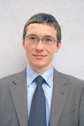 <b>Wiktor Wojciechowski, główny ekonomista Plus Banku: OFE</b><br /><br />Gdy patrzę na historyczne wyniki OFE, to mimo piętnowanych prowizji efektywność rynku w pomnażaniu pieniędzy jest wyższa od I filaru. Zrobiłem symulację: po ścięciu opłat pojawia się przewaga OFE także nad subkontem w ZUS.