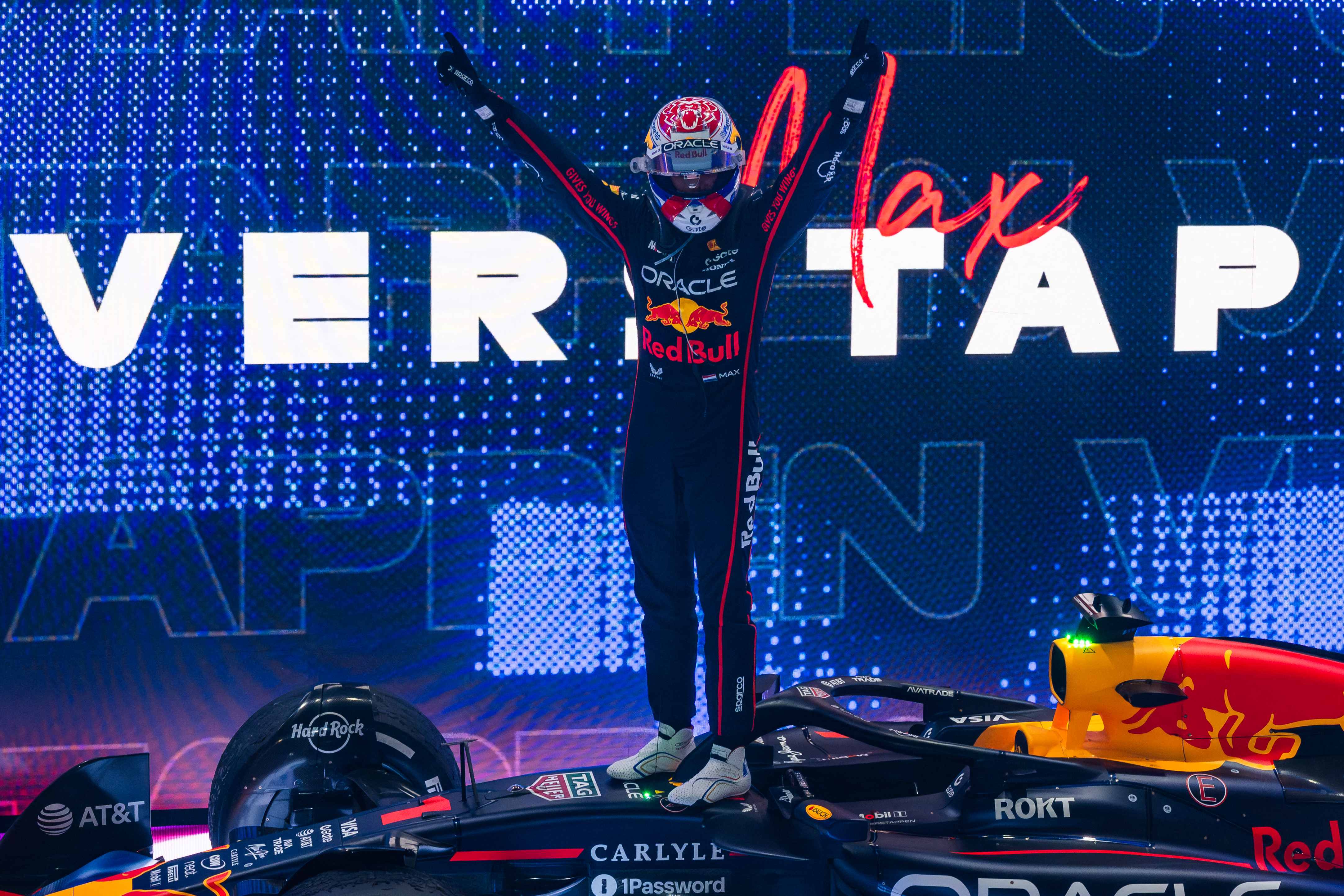 Verstappen verkleint de achterstand tot twaalf punten: Titelstrijd volledig open