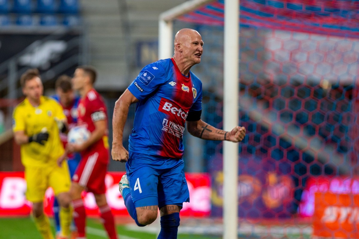 Piłkarz Piasta Gliwice Jakub Czerwiński cieszy się ze zdobycia zwycięskiego gola