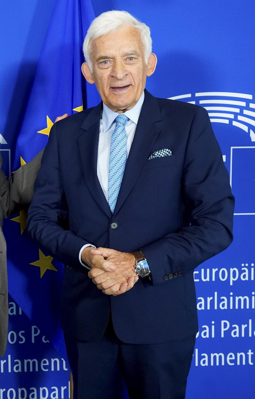Były premier Jerzy Buzek, a obecnie europoseł ma zegarem marki Tag Heuer. Jego wartości jednak nie podaje