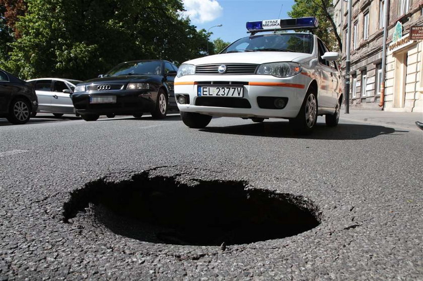 Tajemnicza dziura zakorkowała miasto