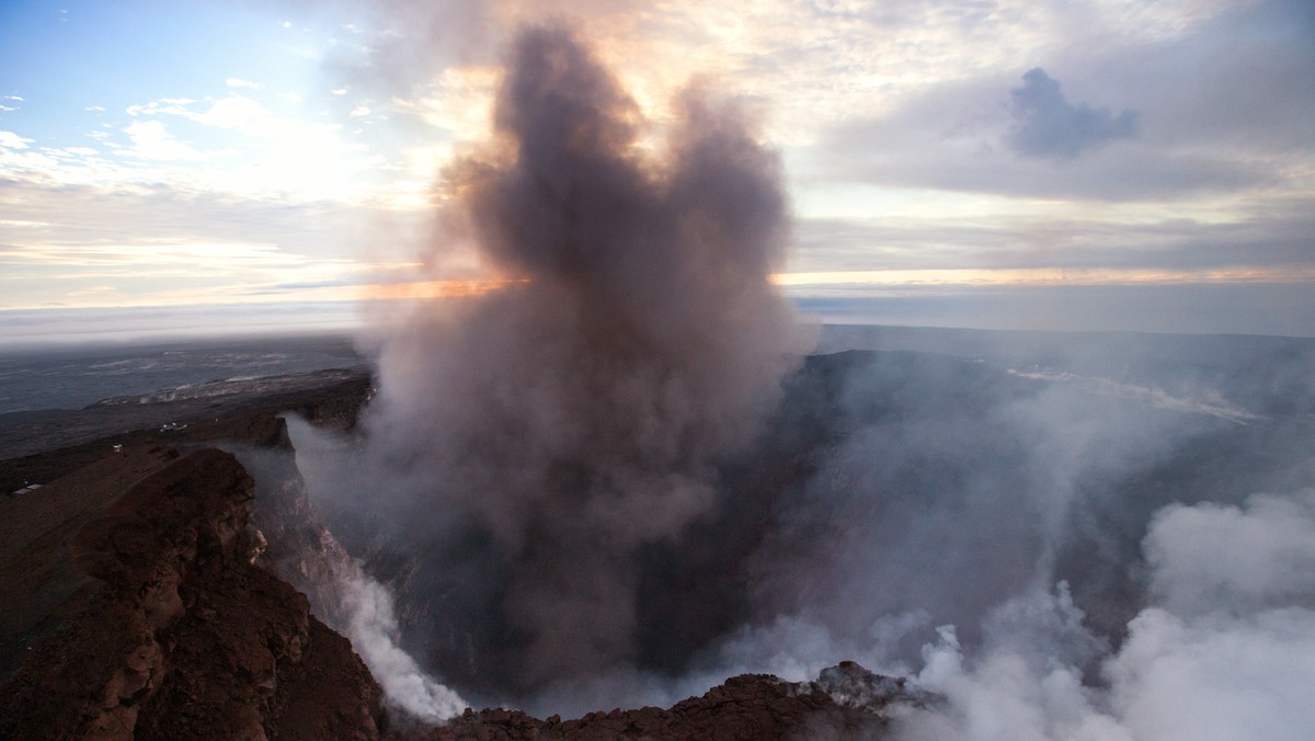 Na wyspie Hawai'i, największej w archipelagu Hawajów znanej również jako Big Island, doszło wczoraj do serii trzęsień ziemi o stopniowo wzrastającej magnitudzie. Według danych Służby Geologicznej USA (USGS) ostatni wstrząs miał magnitudę 6,0 (początkowo podawano 6,9).