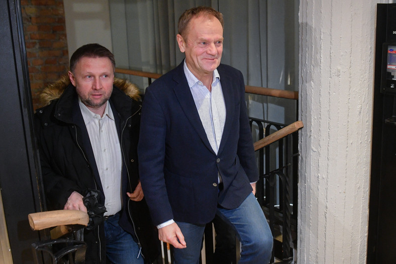 Lider Platformy Obywatelskiej Donald Tusk (P) i poseł KO Marcin Kierwiński (L) w drodze na posiedzenie klubu parlamentarnego Koalicji Obywatelskiej (06.02.2023)
